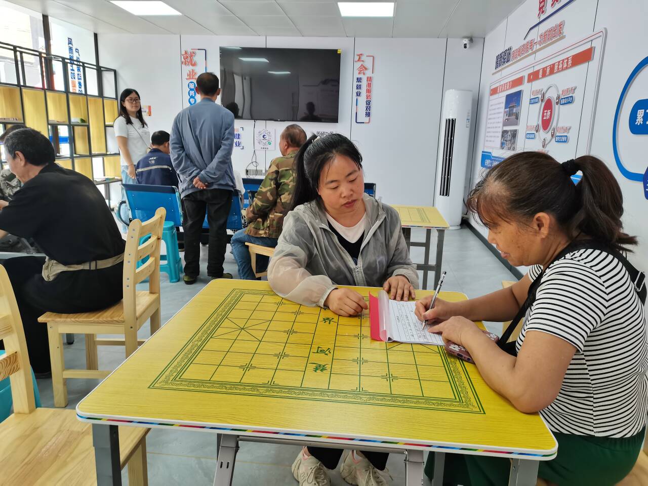 工作人員指導群眾做求職登記。