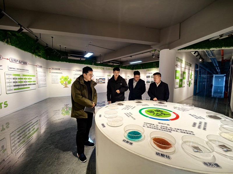 图为工行铜仁分行工作人员上门调研场景。