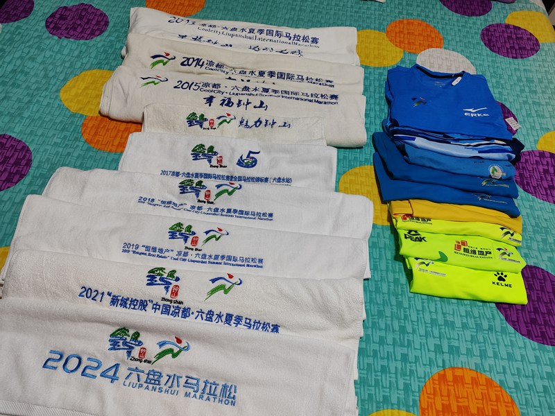 王光燕珍藏的“六马”纪念品。受访者供图