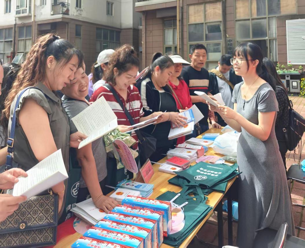 南明区举办巾帼普法基层行活动。