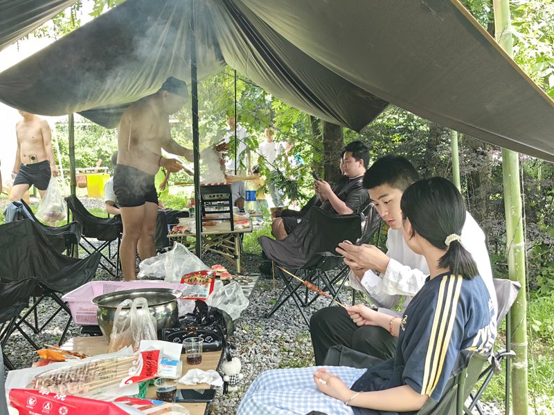 天幕内游客正在烧烤。