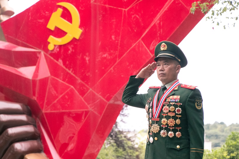 图为李兴坤佩戴荣誉奖章个人特写照。武警贵州总队供图