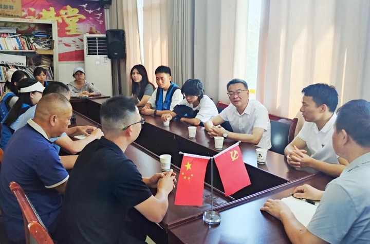 铜仁学院党委委员、宣传部部长叶丹给实践队员们提工作要求.webp.jpg