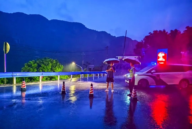 顶风冒雨排险情、保畅通、护民安。