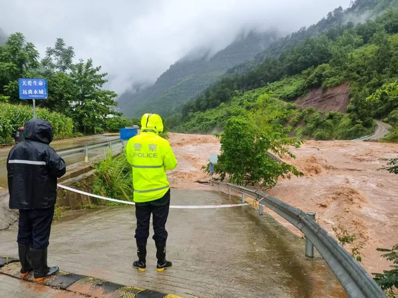 顶风冒雨排险情、保畅通、护民安。