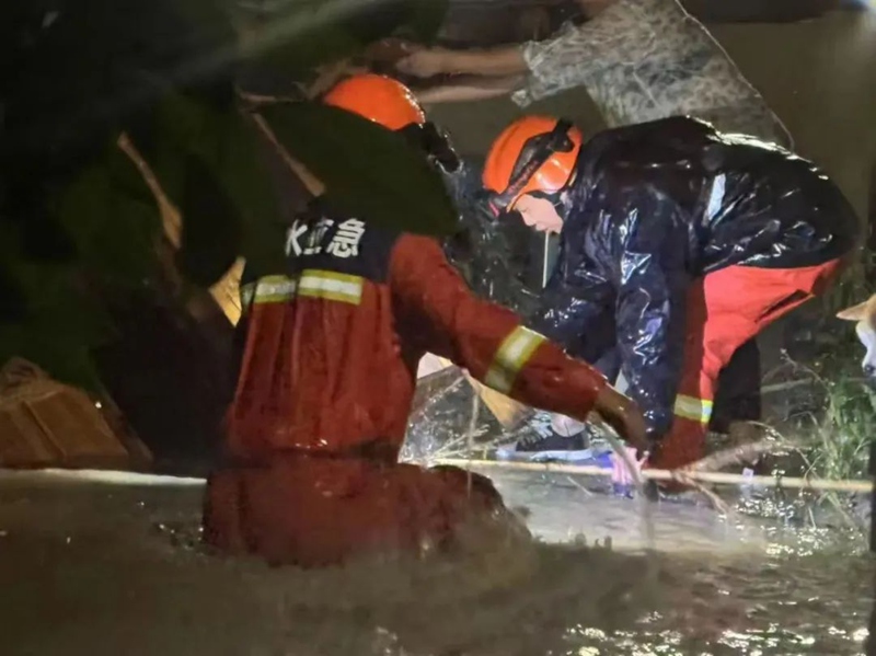 顶风冒雨排险情、保畅通、护民安。