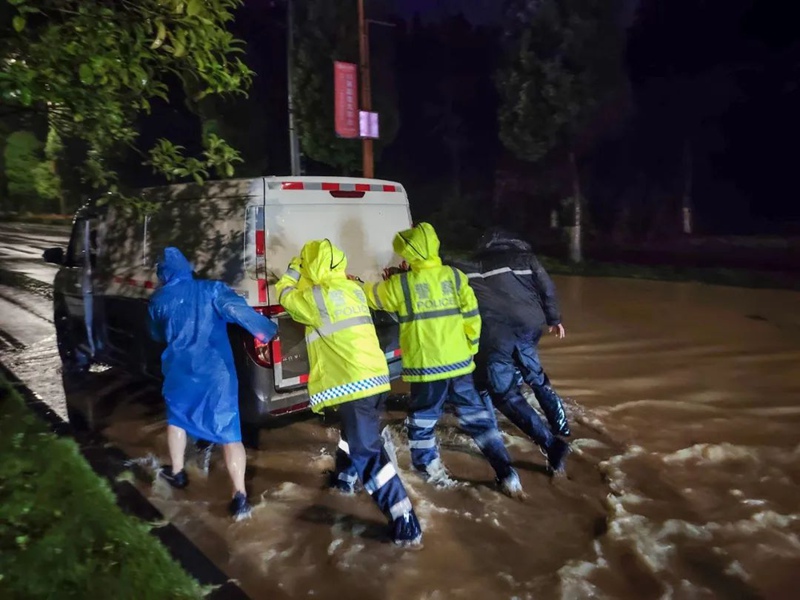 顶风冒雨排险情、保畅通、护民安。