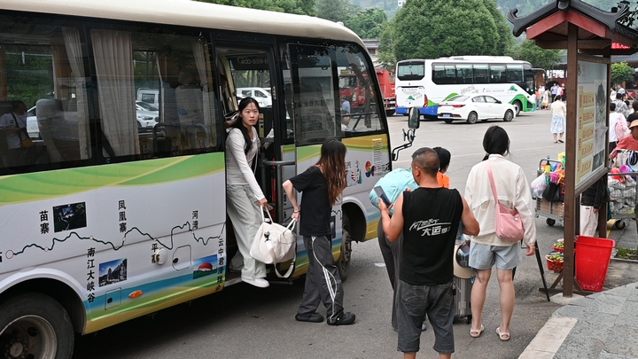 游客到达南江大峡谷.JPG