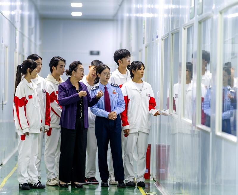 在貴州畢節陳二平特色食品有限公司，稅務人員與學生一起聽公司負責人介紹非遺“素辣椒”的生產工藝。聶燕雲