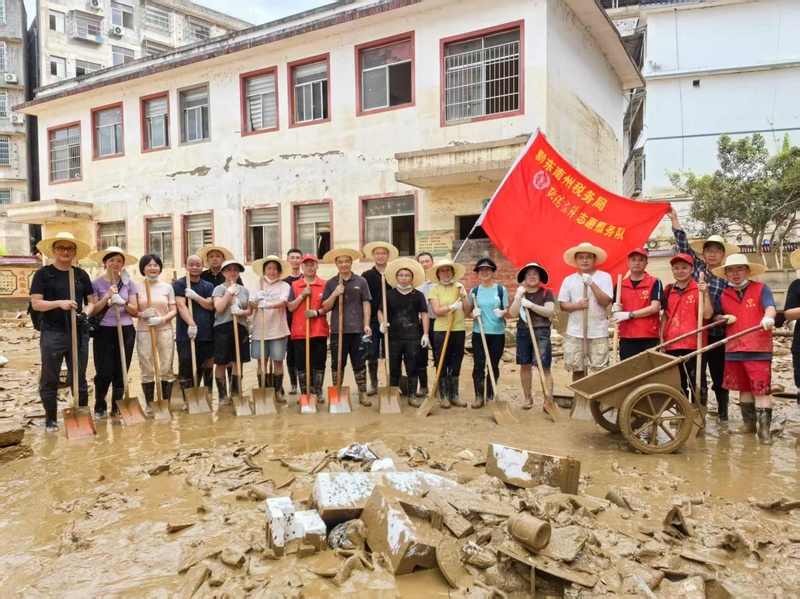 黔东南州局“黔税先锋”志愿队伍支援榕江。