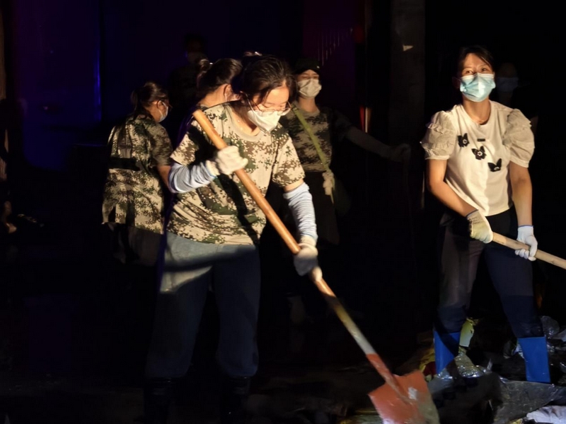 榕江税务女干部连夜清理街道。