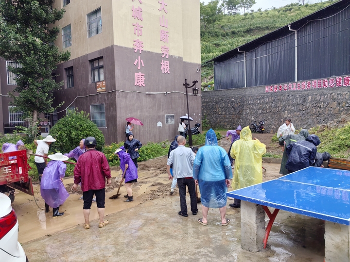 干群冒雨清淤，守护社区家园。王爽 摄.jpg