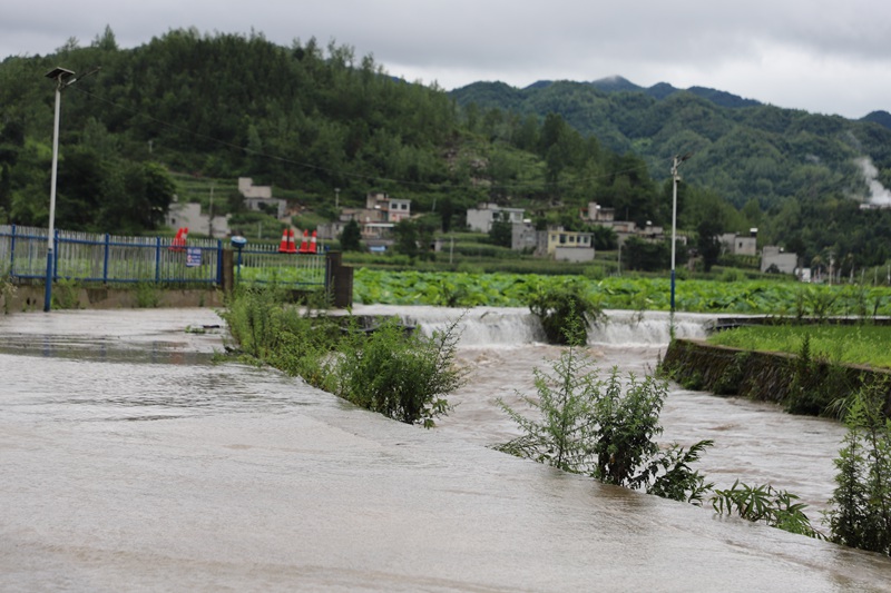 因暴雨侵袭，路面淤积大量积水。