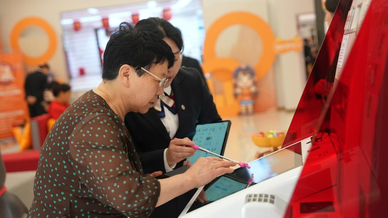 图为工行工作人员向银发客群讲解防诈骗、反非法集资、安全用卡等知识。