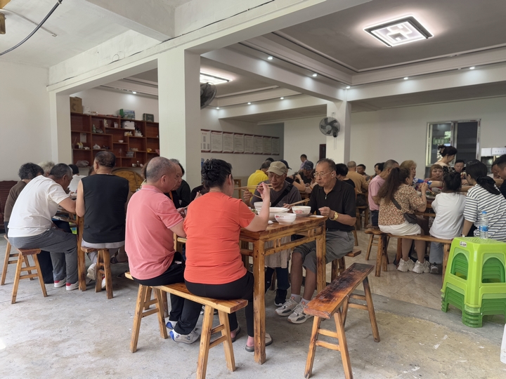 游客們在餐廳享受地道的農家小炒。李麗攝。.JPG