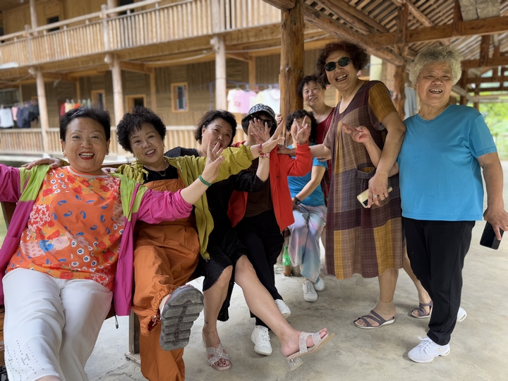 游客快樂合影。李麗攝.JPG