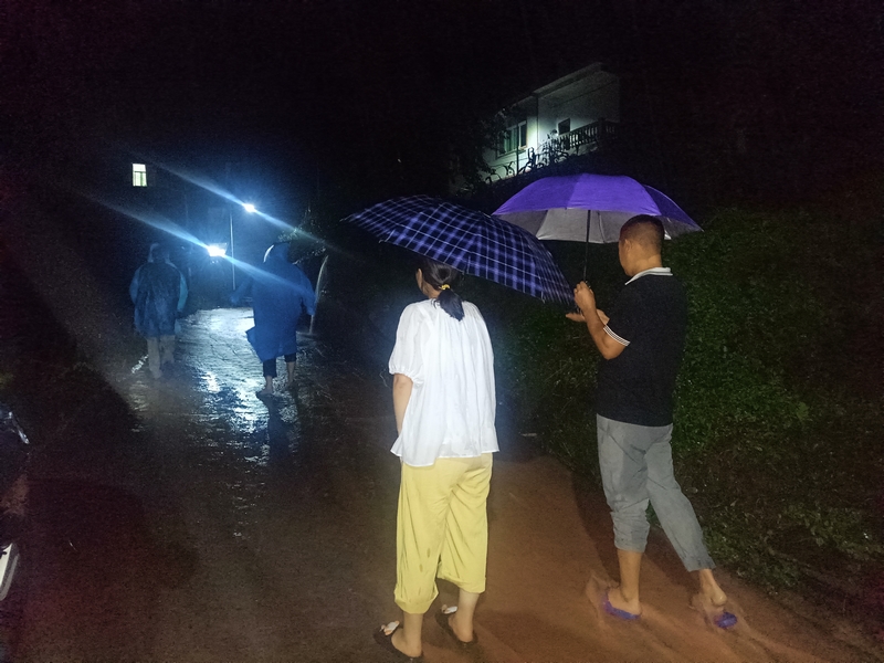 同民镇党员干部冒雨排查安全隐患。习水县融媒体中心供图