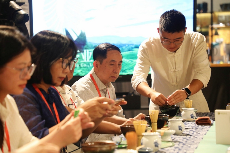 代表团听茶道老师讲解抹茶的制作过程。