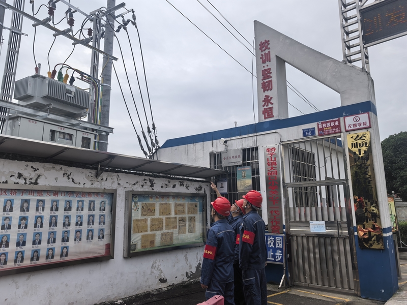 党员突击队正对学校新建变压器进行巡视登记。