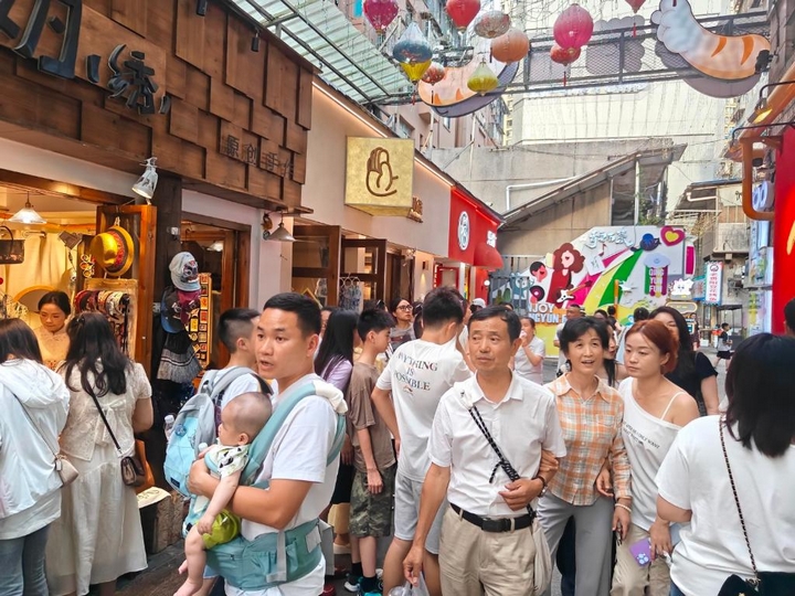 南明旅游市场“热辣滚烫”.jpg