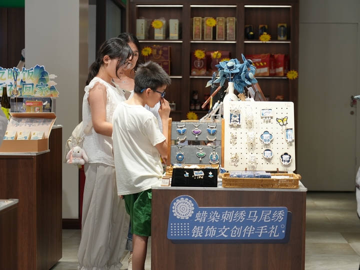 游客在文創產品店選購商品。