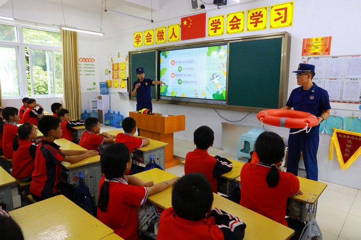 消防员在讲解演示如何正确使用救生圈。（谢达意摄） (1).jpg