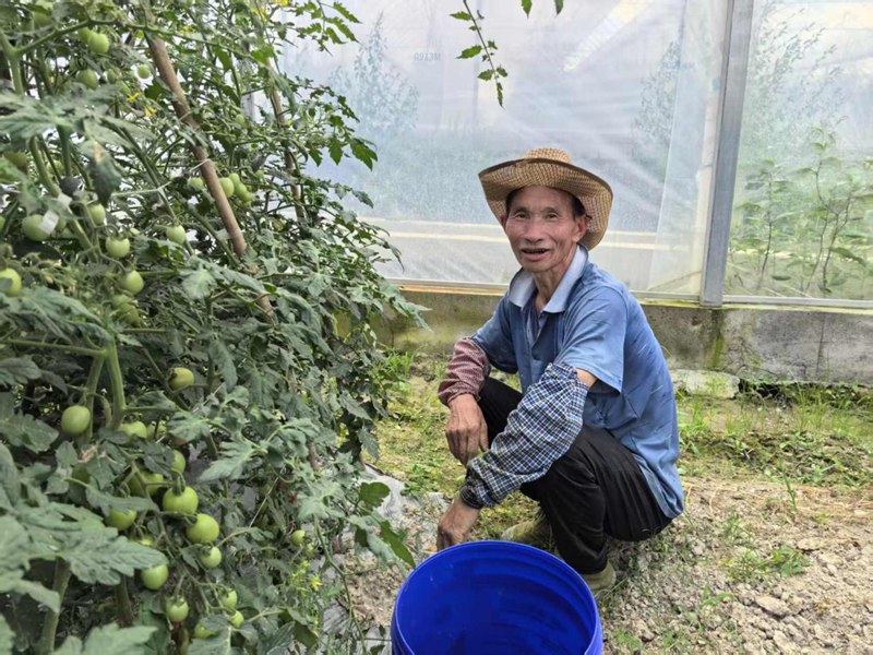 在基地里务工的刘大叔。