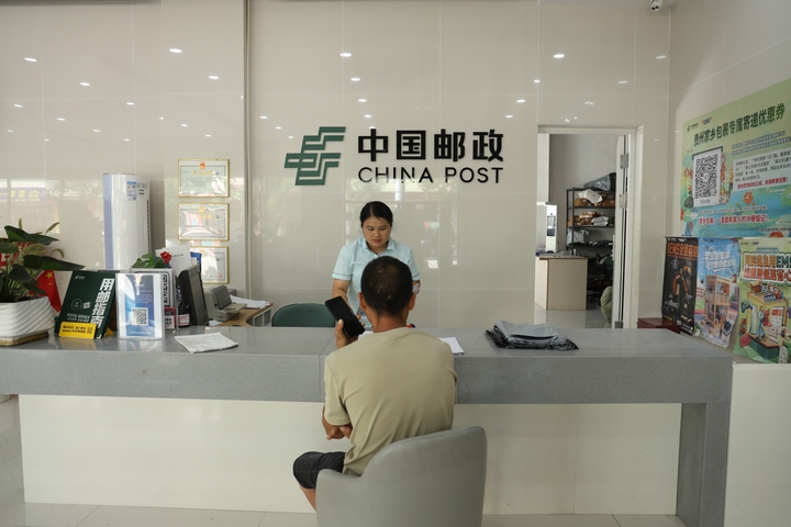 群眾正在寄快遞.jpg