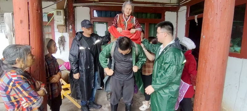 习水县税务局“防汛突击队”转移受灾群众。