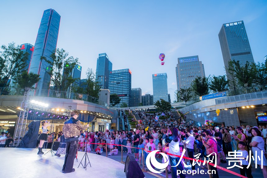 贵阳市观山湖区路边音乐会人气爆棚。人民网 阳茜摄