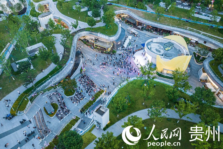 贵阳市观山湖区路边音乐会人气爆棚。人民网 阳茜摄