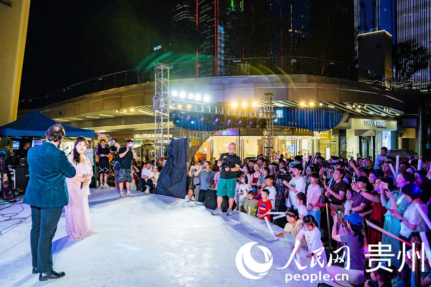 欧洲音乐人登台贵阳路边音乐会，现场观众沉浸欣赏聆听。人民网 阳茜摄