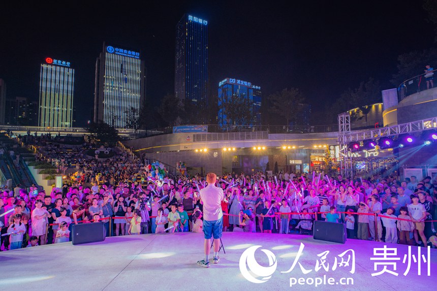 来自欧洲的音乐人登台互动。人民网 阳茜摄