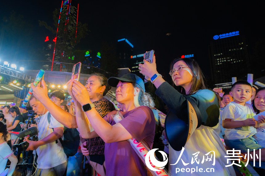 贵阳市观山湖路边音乐会现场气氛热烈，观众陶醉音乐之中。人民网 阳茜摄
