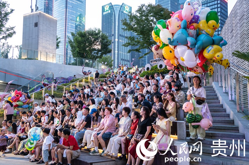 贵阳市观山湖区路边音乐会人气爆棚。人民网 阳茜摄