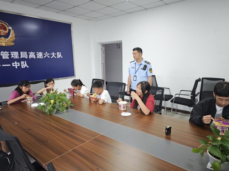 给孩子们提供食物。