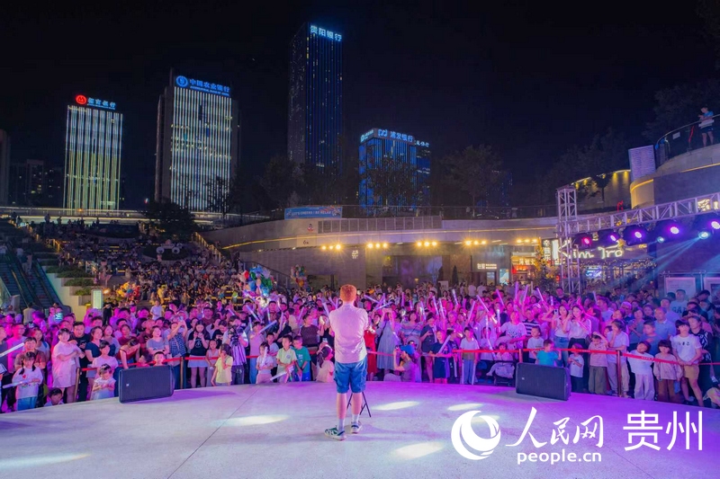 欧洲青年音乐人沉浸观看这场“共创共享”的路边音乐会。人民网 阳茜摄