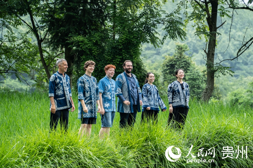 欧洲音乐人身穿蜡染服饰体验乡村旅游魅力。人民网 阳茜摄