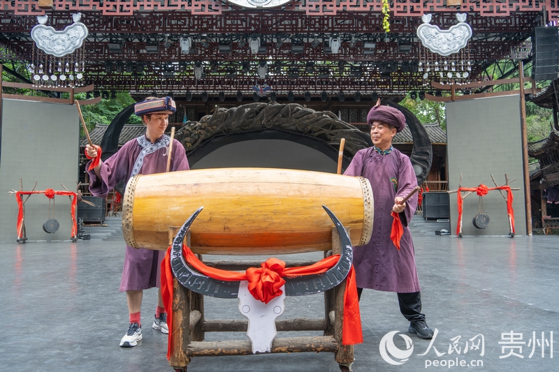 英国籍打击乐手与贵州民间艺人用苗族木鼓合奏。人民网 阳茜摄.jpg