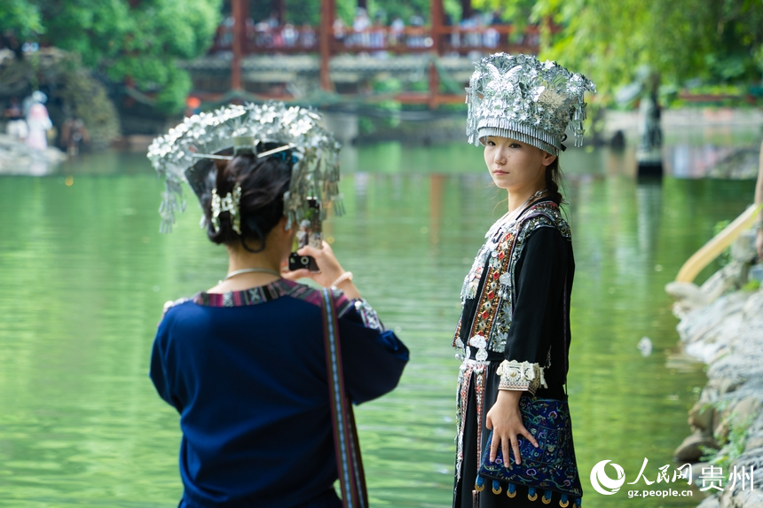 西江千户苗寨迎来旅游热。人民网 阳茜摄