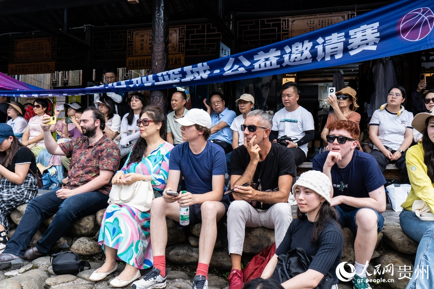 “山海无界，乐传全球”欧洲音乐人贵州行走进西江千户苗寨。人民网 阳茜摄