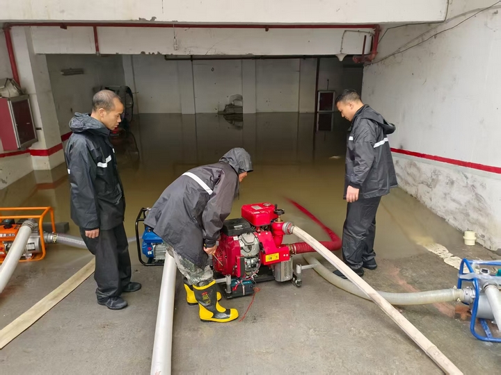 县应急救援中心在习水酒园南区停车场排水。习水县融媒体中心供图.jpg