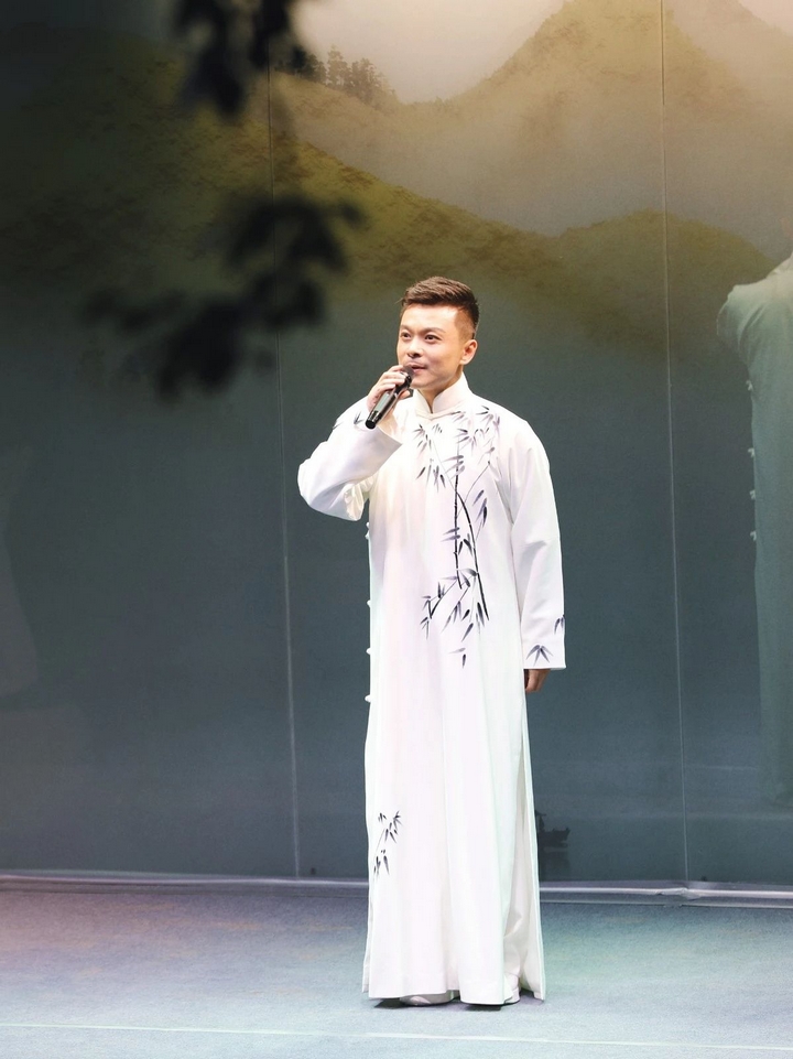冯冠博演绎新编京剧唱段《京韵弄潮》.jpg