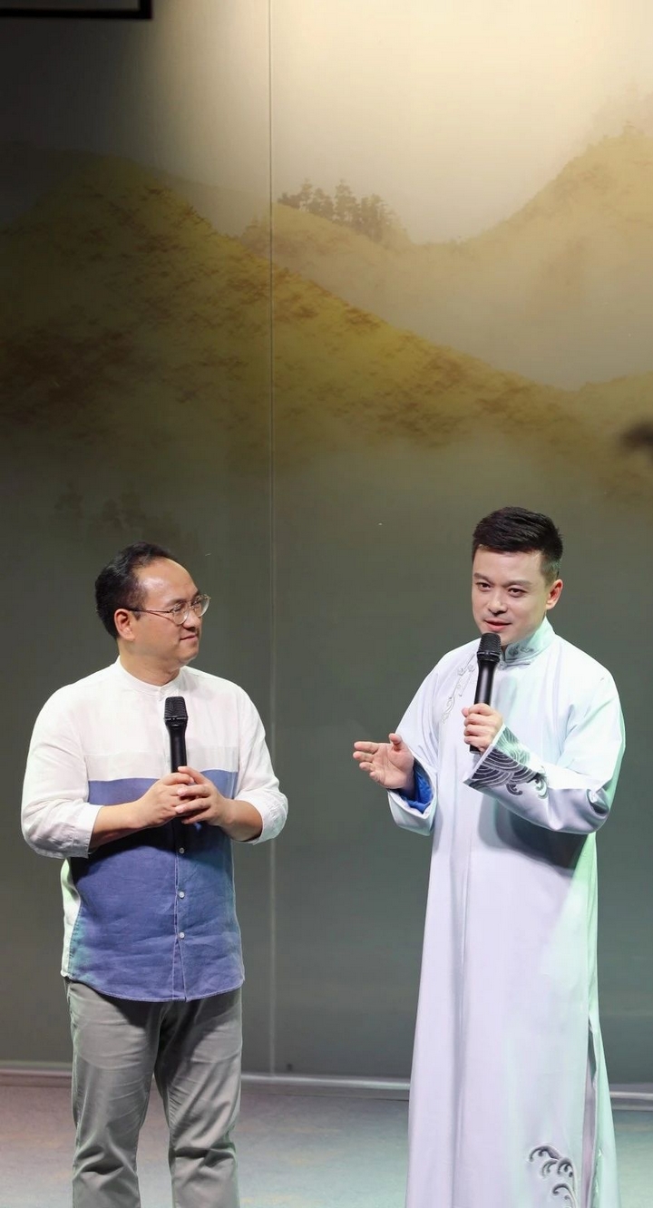 钟振亚（左一）受邀作分享。.jpg