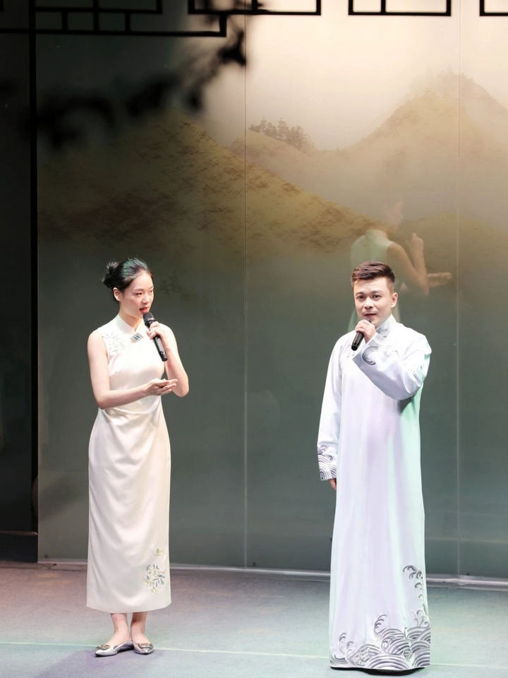 冯冠博与李冉联袂对唱《武家坡》。.jpg