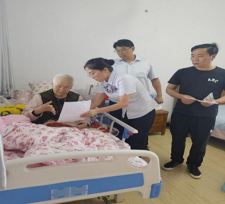 遵义农商银行工作人员到医院为生病老人办理业务 。.jpg