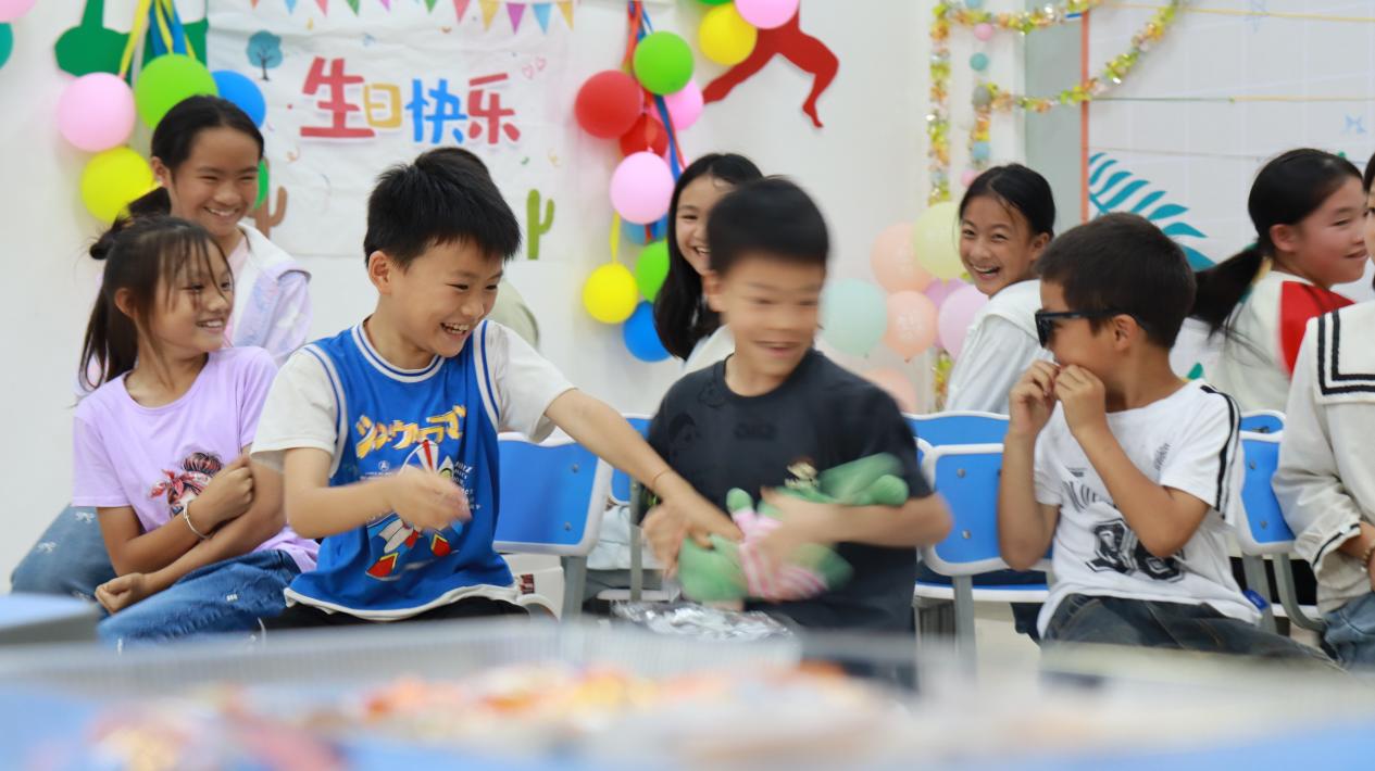 击鼓传花环节。