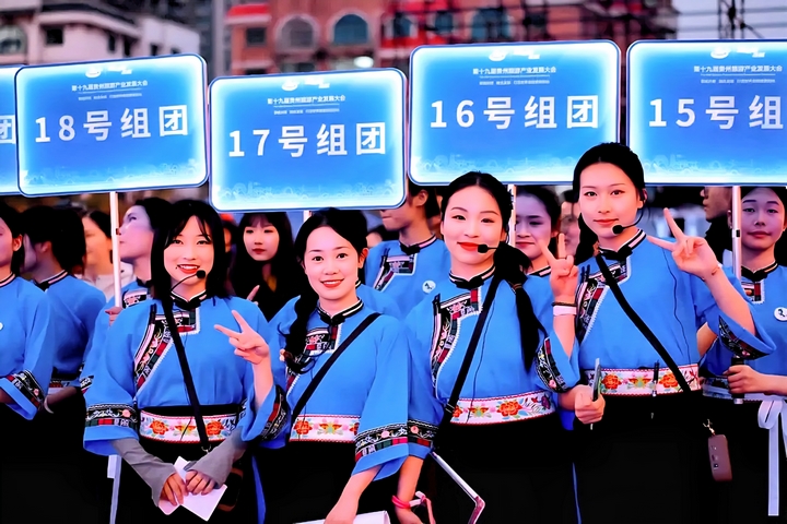 旅发大会安职师生志愿者剪影。.jpg