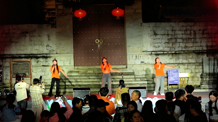 安职校园歌手演唱歌曲《不要怕》。.jpg