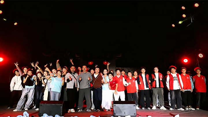 演出结束带队老师与青年志愿者在舞台合影。.jpg